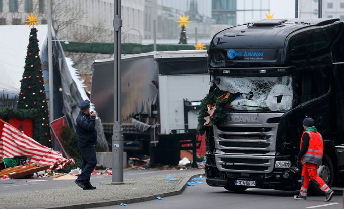 Policisté u nákladního auta, které najelo do davu na berlínských trzích.