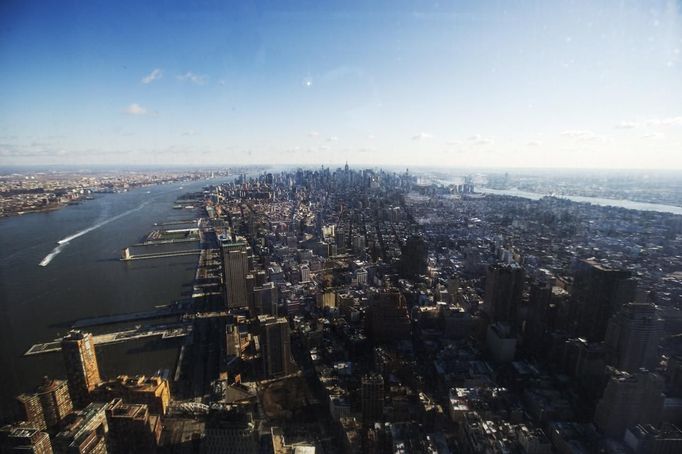 Southern Manhattan spreads out below the windows of the 100th floor observation deck in One World Trade Center in New York, April 2, 2013. Port Authority officials unveiled Tuesday the stunning view from the top of One World Trade Center, a 360-degree eagle�s eye panorama that will instantly become one of the city�s premiere tourist attractions when it is completed in 2015. REUTERS/Lucas Jackson (UNITED STATES - Tags: CITYSPACE BUSINESS CONSTRUCTION TPX IMAGES OF THE DAY) Published: Dub. 2, 2013, 4:37 odp.