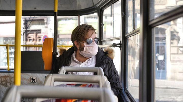 Přehledně: Kam musíte od úterý s rouškou a kdy ji můžete nechat doma