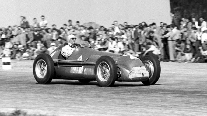Giuseppe Farina v Alfě Romeo ve vůbec prvním závodě historie formule 1, Velké ceně Británie 1950