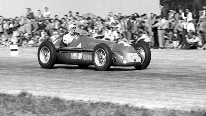 Giuseppe Farina v Alfě Romeo ve vůbec prvním závodě historie formule 1, Velké ceně Británie 1950.
