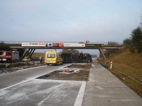 D1 zablokoval převržený kamion