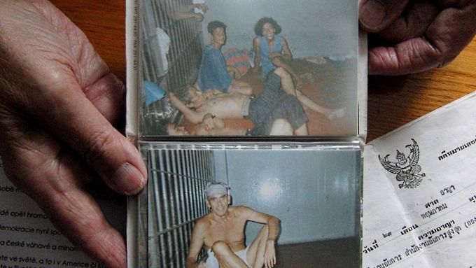 Tehdy 67letý Lubor Šušlík v bangkokském vězení. Bylo tam vedro a dusno, dalo se vydržet jen takhle nalehko, říká.