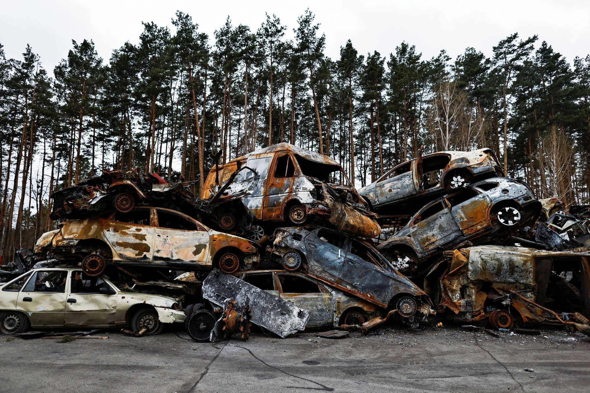 Ukrajina Irpiň auta zničená Rusy