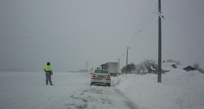 Kvůli jeho vyprošťování byla silnice na nějakou dobu uzavřena.