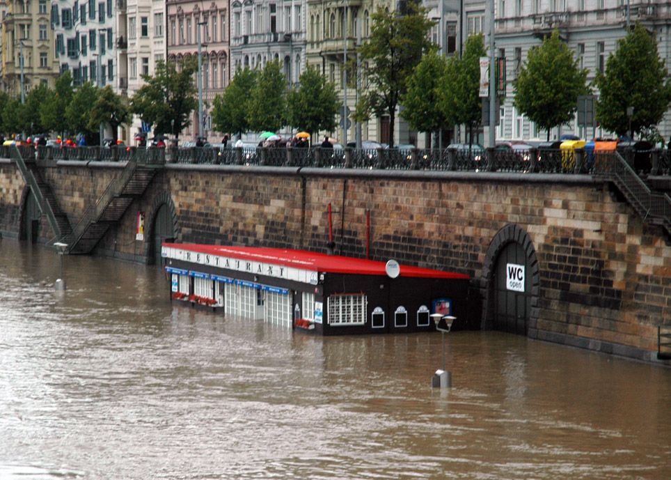 Náplavka u Vltavy v centru Prahy v neděli 2. 6. 2013