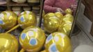 An employee hand paints glass Christmas and New Year decorations at the "Biryusinka" toy factory in Russia's Siberian city of Krasnoyarsk November 27, 2012. The factory, founded in 1942, produces decorative glass spheres, which can be found on Christmas trees all over the country and in Moscow's Kremlin in particular, during the festive season. REUTERS/Ilya Naymushin (RUSSIA - Tags: SOCIETY) Published: Lis. 27, 2012, 3:57 odp.