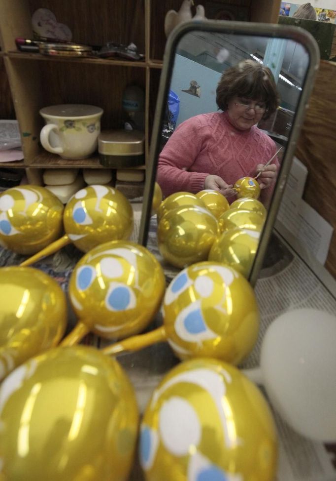 An employee hand paints glass Christmas and New Year decorations at the "Biryusinka" toy factory in Russia's Siberian city of Krasnoyarsk November 27, 2012. The factory, founded in 1942, produces decorative glass spheres, which can be found on Christmas trees all over the country and in Moscow's Kremlin in particular, during the festive season. REUTERS/Ilya Naymushin (RUSSIA - Tags: SOCIETY) Published: Lis. 27, 2012, 3:57 odp.