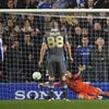 Lampard střílí penaltu v zápase Chelsea - Neapol
