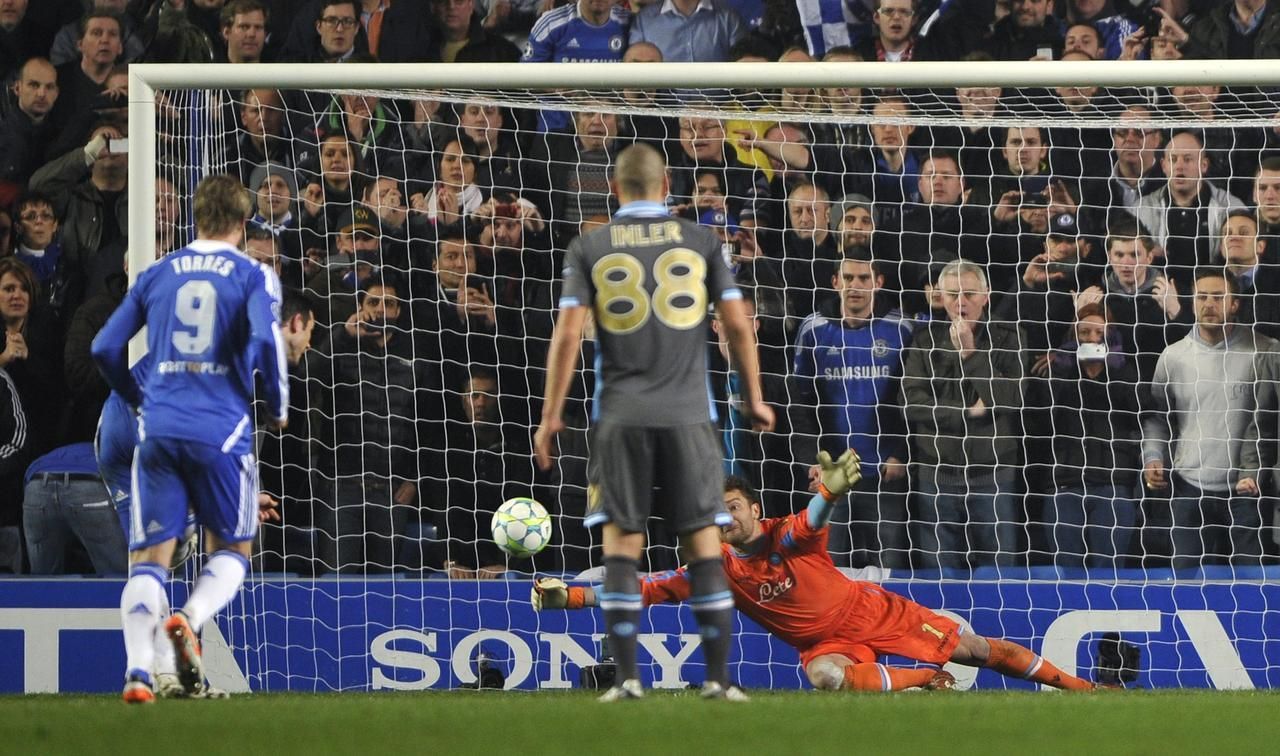 Lampard střílí penaltu v zápase Chelsea - Neapol