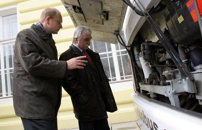 Ministr životního prostředí Ambrozek a ministr průmyslu Urban si prohlížejí motor jednoho z autobusů jezdících na plyn