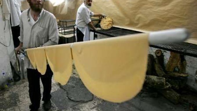 Ultraortodoxní Židé připravují v jeruzalémské pekárně tradiční chléb "maces".