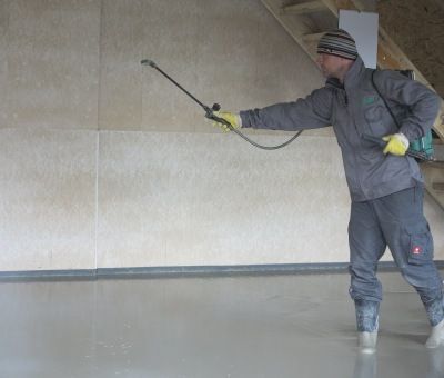 Ošetřování litého cementového potěru CEMFLOW po zpracování