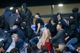 Výkop čtvrtfinále fotbalové Evropské ligy ve francouzském Lyonu se o téměř hodinu zpozdil. Na vině bylo řádění fanoušků.