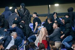 Video: Řádění fanoušků v Lyonu zdrželo duel proti Besiktasi, Genk s Brabcem prohrál ve Vigu