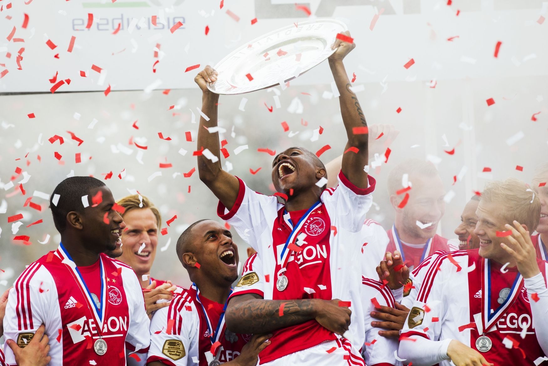 Ajax Amsterdam slaví titul (Thulani Serero) v sezoně 2013-14