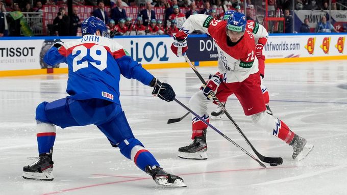 Filip Chytil a Michal Ivan v zápase Česko - Slovensko na MS 2023