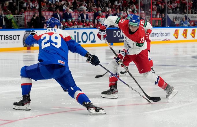 Filip Chytil a Ivan Michal v zápase Česko - Slovensko na MS 2023