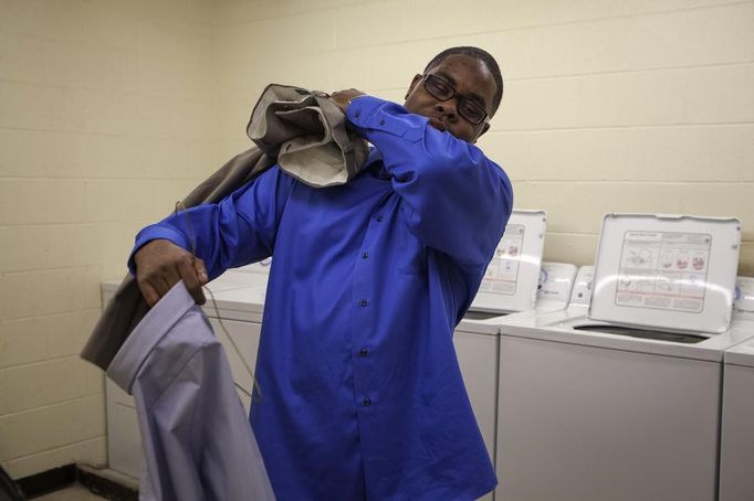 Visually impaired student LaDavid Mahaffey grabs his clothes after doing laundry at the World Services for the Blind (WSB) in Little Rock, Arkansas January 6, 2013. The WSB is a rehabilitation center for the blind or visually impaired which offers life skills and career training programs designed to help those enrolled achieve sustainable independence. Picture taken on January 6, 2013. REUTERS/Gaia Squarci (UNITED STATES - Tags: HEALTH EDUCATION SOCIETY) Published: Dub. 26, 2013, 2:22 odp.