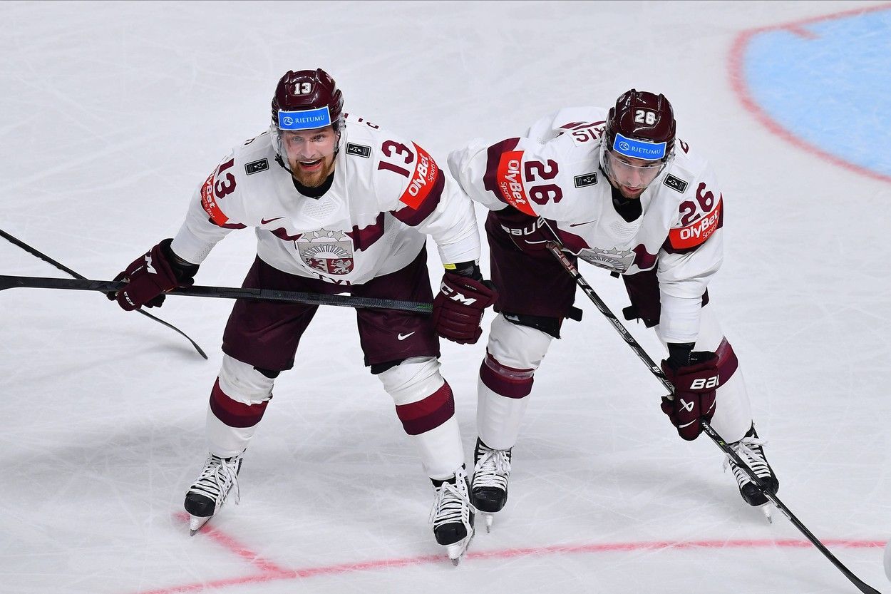 Rihards Bukarts a Uvis Janis Balinskis na MS 2023 v hokeji