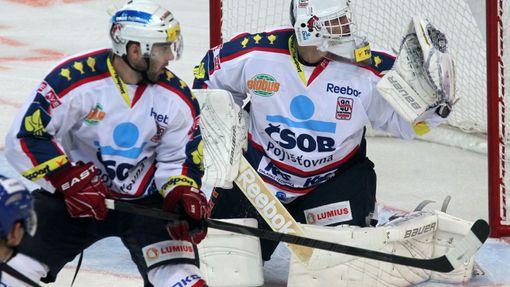 Hokejový brankář Pardubic Martin Růžička (vpravo) v 5. kole Tipsport extraligy 2012/13 s Kladnem.