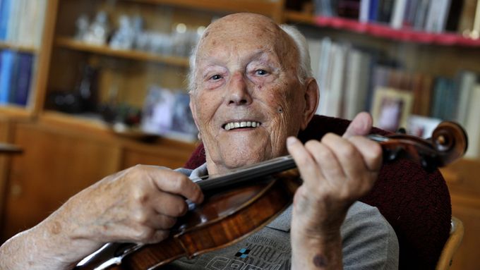 František Hamada na snímku z roku 2014, kdy slavil 100. narozeniny,