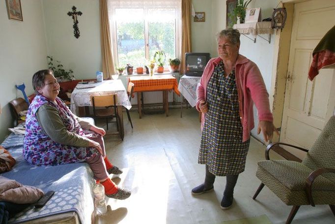 Anna Škutinová (vpavo) půjčuje svým sousedům peníze a zajde k nim i na partičku žolíků. "Kdyby nevraceli, nepučím jim."