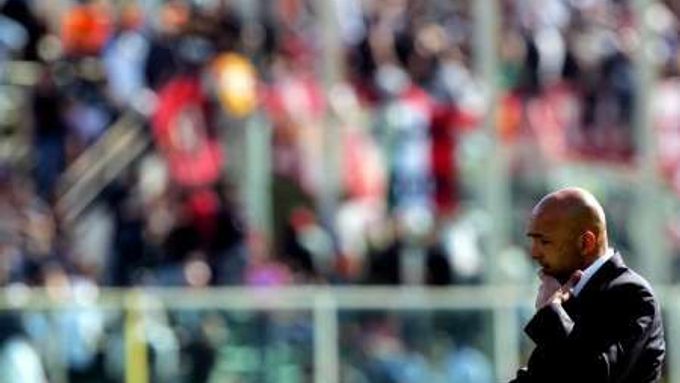 Trenér fotbalistů AS Řím Luciano Spalletti zamyšleně opouští trávník po remíze s Fiorentinou 1:1. Rival Římanů se udržel na čtvrté příčce, zajišťující postup do Ligy mistrů.