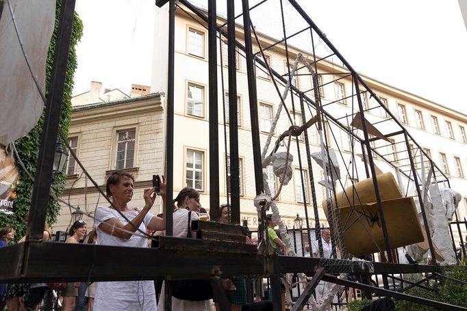 Cadavre Exquis, 2013. Zajímavostí je, že žádný z umělců nemohl vidět dílo svého předchůdce, protože bylo pečlivě zakryto. Konečný výsledek tak nabízí nečekaná propojení díla téměř dvou desítek  umělců - Jana Šerých, Jiřího Davida, Anny Ročňové, Jana Boháče, Evy Koťátkové, Pavly Sceránkové, Jiřího Kovandy, Pavla Sterce a dalších.