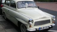 První Škoda Octavia Combi se vyráběla již od roku 1960. Na rozdíl od sedanu, který byl nahrazen Škodou 1000 již v roce 1964, zůstala ve výrobním programu ještě dalších sedm let.