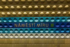 Metro mezi Dejvickou a Náměstím Míru stálo. Nejezdilo kvůli technické závadě