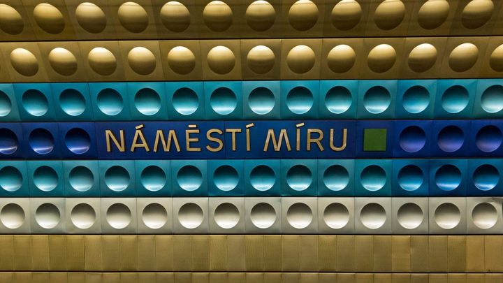 Metro mezi Dejvickou a Náměstím Míru stojí. Nejezdí kvůli technické závadě