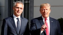 Americký prezident Donald Trump před summitem NATO s šéfem aliance Jensem Stoltenbergem (vlevo).