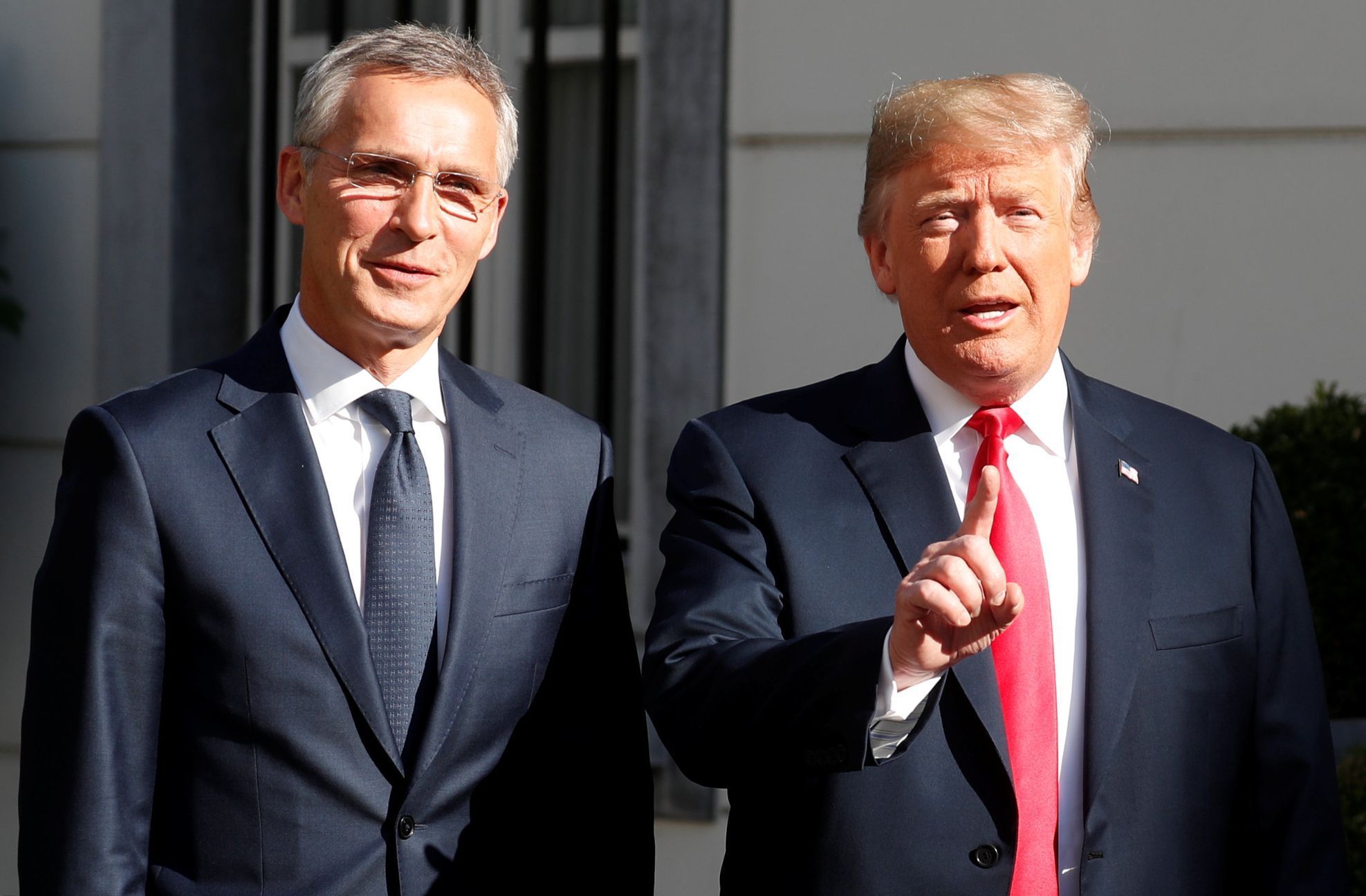 Americký prezident Donald Trump před summitem NATO s šéfem aliance Jensem Stoltenbergem (vlevo).