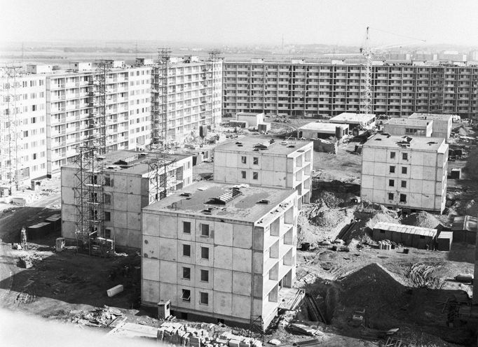 Dobový text: "Na největším pražském sídlišti Prosek pokračuje výstavba 10 000 nových bytových jednotek." ,1969