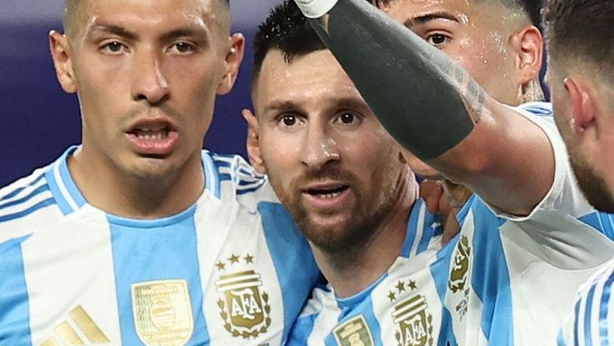 Lionel Messi slaví se spoluhráči z reprezentace.