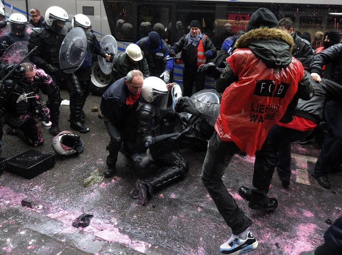 Arcelor Mittal workers from several Liege steel plants clash with riot policemen during a demonstration outside the Walloon Region parliament in Namur January 29, 2013. ArcelorMittal, the world's largest steel producer, plans to shut a coke plant and six finishing lines at its site in Liege, Belgium, affecting 1,300 employees, the group said last week. REUTERS/Laurent Dubrule (BELGIUM - Tags: CIVIL UNREST BUSINESS EMPLOYMENT COMMODITIES) Published: Led. 29, 2013, 1:44 odp.