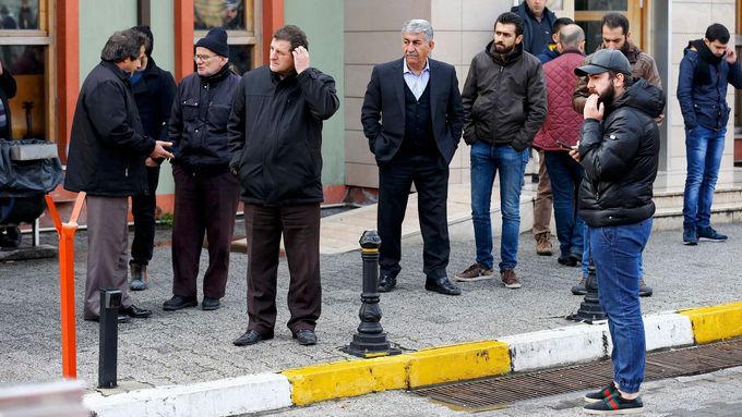 Lidé na ulici před diskotékou v Istanbulu, kde došlo k teroristickém útoku.
