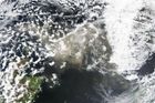 Snímek pořízený satelitem Terra 24. května. Sopečný prach letí přes Severní moře.