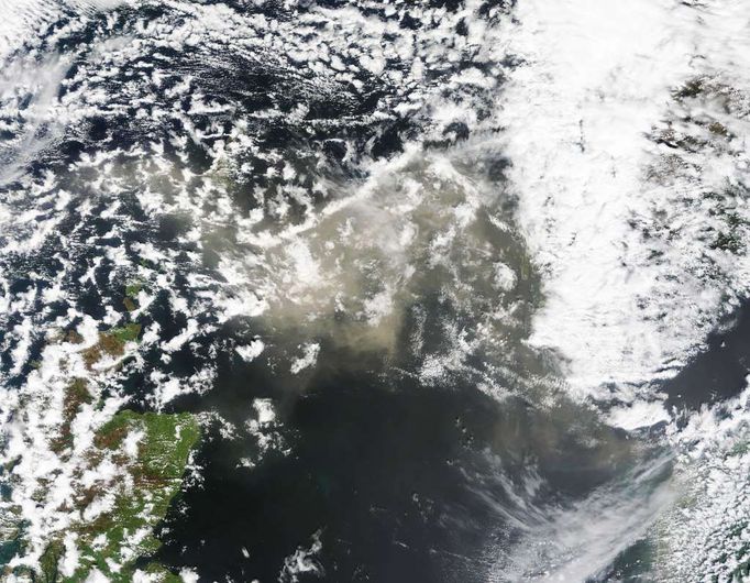 Snímek ze satelitu Terra z 24. května. Sopečný prach letí přes Severní moře.