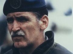 Generál Romeo Dallaire velel jednotkám OSN ve Rwandě v roce 1993. Jeho úkolem bylo pomoci skončit v zemi občanskou válku. Po vypuknutí genocidy však byla Dallairova žádost o posily ignorována. Místo posil byly dvě třetiny jeho vojáků odvolány.