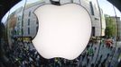 Customers gather outside an Apple store before the release of iPhone 5 in Munich early September 21, 2012. Apple Inc's iPhone 5 hit stores around the globe on Friday, with fans snapping up the device that is expected to fuel a huge holiday quarter for the consumer giant. REUTERS/Michael Dalder (GERMANY - Tags: BUSINESS TELECOMS) Published: Zář. 21, 2012, 7:33 dop.