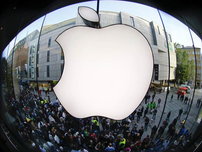 Customers gather outside an Apple store before the release of iPhone 5 in Munich early September 21, 2012. Apple Inc's iPhone 5 hit stores around the globe on Friday, with fans snapping up the device that is expected to fuel a huge holiday quarter for the consumer giant. REUTERS/Michael Dalder (GERMANY - Tags: BUSINESS TELECOMS) Published: Zář. 21, 2012, 7:33 dop.