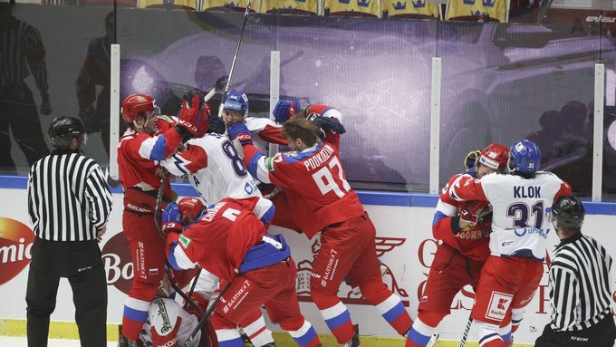 Hromadná strkanice v zápase Česka proti Rusku na Švédských hrách 2021.