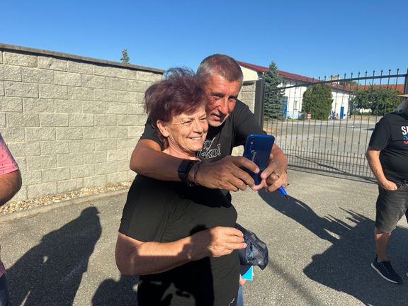 Andrej Babiš se fotí se svou voličkou v Sudoměřicích, které ANO zařadilo do programu až dodatečně. Babiš chtěl dát najevo, že je s místními, kteří bojují proti spalovně.