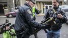 REFILE - CLARIFYING CAPTION Seattle Police Department Sgt. Paul Gracy (L) seizes a missile launcher from Mason Vranish which Vranish had purchased outside a gun buyback program in Seattle, Washington January 26, 2013. Police said they would determine if the weapon can be legally owned by the public, in which case the weapon would be returned. If possession of the launcher is illegal, police said, Vranish will receive a gun buyback voucher. REUTERS/Nick Adams (UNITED STATES - Tags: POLITICS SOCIETY) Published: Led. 28, 2013, 5:13 odp.