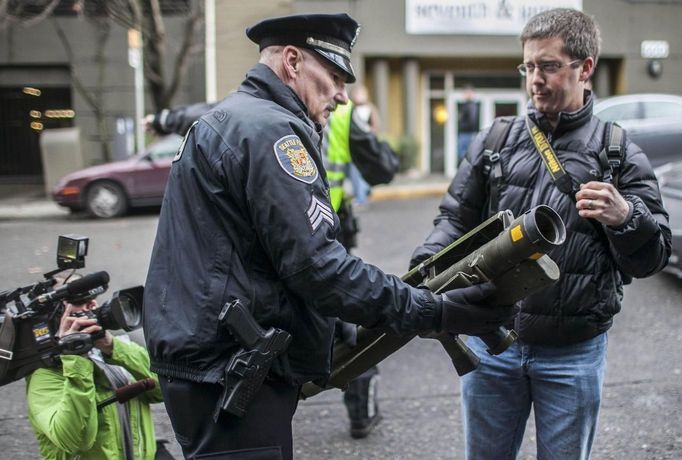 REFILE - CLARIFYING CAPTION Seattle Police Department Sgt. Paul Gracy (L) seizes a missile launcher from Mason Vranish which Vranish had purchased outside a gun buyback program in Seattle, Washington January 26, 2013. Police said they would determine if the weapon can be legally owned by the public, in which case the weapon would be returned. If possession of the launcher is illegal, police said, Vranish will receive a gun buyback voucher. REUTERS/Nick Adams (UNITED STATES - Tags: POLITICS SOCIETY) Published: Led. 28, 2013, 5:13 odp.