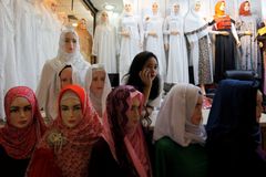 Muslimky slaví světový den hidžábu. Nechtějí, aby jim radikálové ukradli symbol