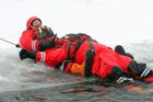 Muž si šel v Brně zaplavat, uvázl pod ledem. Našli ho 2,5 metru pod hladinou, je v kritickém stavu