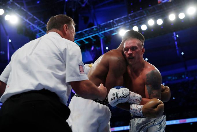 Oleksandr Usyk (v trenýrkách s modrým lemem) při zápase s Anthonym Joshuou